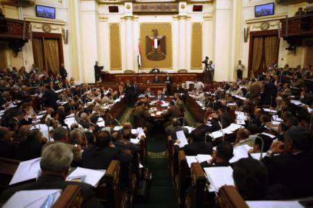 مصر: المصادقة على تمديد العمل بقانون الطوارئ بعد موافقة أغلبية مجلس الشعب