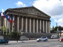 البرلمان الفرنسي يجرم الزواج للحصول على الإقامة