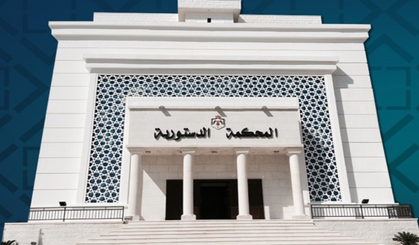 القضاء الدستوري: عدم استحقاق اعضاء مجلس الامة للرواتب التقاعدية مع عدم المساس بالحقوق المكتسبة ولا يجوز ان ينص قانون ذو أثر مالي على سريان احكامه بأثر رجعي لتعديل مراكز قانونية اكتملت في ظل قانون سابق وبما يرتب زيادة في النفقات العامة