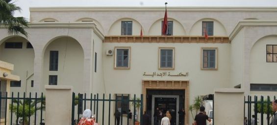 المحكمة الابتدائية بسوق أربعاء الغرب: التعرض لعمال الشركة المكلفة بأعمال الحفر و وضع قنوات الماء الشروب، شانه عرقلة إنجاز مشروع يروم تحقيق المصلحة العامة الشئ الذي تكون معه حالة الإستعجال التي تبرر تدخل قاضي المستعجلات محققة في نازلة الحال المحكمة الابتدائية بسوق أربعاء الغرب: التعرض لعمال الشركة المكلفة بأعمال الحفر و وضع قنوات الماء الشروب، شانه عرقلة إنجاز مشروع يروم تحقيق المصلحة العامة الشئ الذي تكون معه حالة الإستعجال التي تبرر تدخل قاضي المستعجلات محققة في نازلة الحال