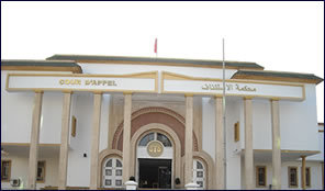 محكمة الاستئناف بالقنيطرة: اذا كان التزام المحامي هو التزام بالوسيلة وليس التزاما بالنتيجة فان المحامي ملزم مقابل ذلك بسلوك الطريقة الناجعة في الدفاع عن موكله طبقا للمادة 58 من قانون المهنة وهذه النجاعة تقتضي ان يبادر المحامي بسلوك المساطرفي ابانها