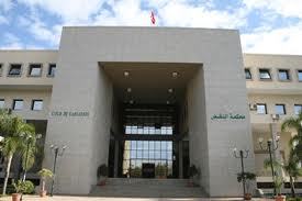 محكمة النقض: الورقة العرفية المعتبرة قانونا في حكم المعترف بها ممن يقع التمسك بها ضده يكون لها نفس قوة الدليل التي للورقة الرسمية في مواجهة كافة الأشخاص ـ يجب على من لا يريد الاعتراف بالورقة العرفية التي يحتج بها عليه أن ينكر صراحة خطه آو توقيعه محكمة النقض: الورقة العرفية المعتبرة قانونا في حكم المعترف بها ممن يقع التمسك بها ضده يكون لها نفس قوة الدليل التي للورقة الرسمية في مواجهة كافة الأشخاص ـ يجب على من لا يريد الاعتراف بالورقة العرفية التي يحتج بها عليه أن ينكر صراحة خطه آو توقيعه