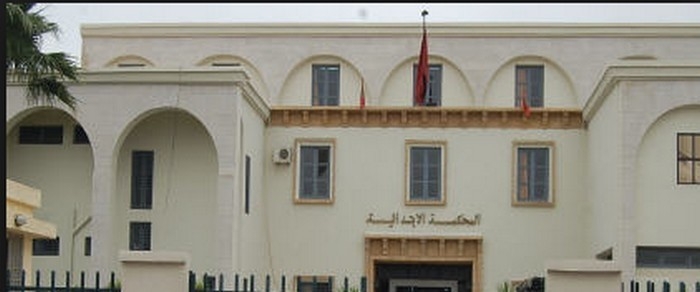 المحكمة الابتدائية بوجدة: نقل الأجيرة من مدينة إلى أخرى أثناء فترة إجازتها السنوية، ودون موافقتها ودون أن تدلي المشغلة بما يفيد أن العقد الرابط بينهما يسمح بذلك، يجعل مغادرتها التلقائية لمقر عملها في حكم الفصل التعسفي المحكمة الابتدائية بوجدة: نقل الأجيرة من مدينة إلى أخرى أثناء فترة إجازتها السنوية، ودون موافقتها ودون أن تدلي المشغلة بما يفيد أن العقد الرابط بينهما يسمح بذلك، يجعل مغادرتها التلقائية لمقر عملها في حكم الفصل التعسفي