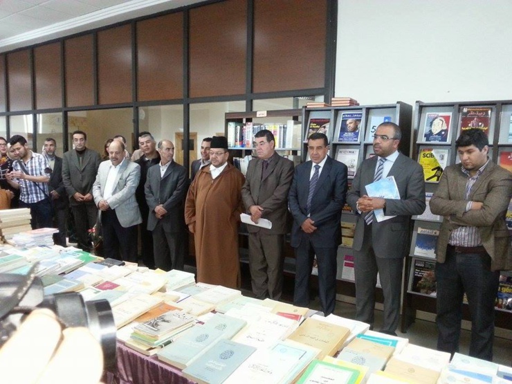 مركز الدراسات والبحوث الإنسانية والاجتماعية بوجدة يحتفي بالدكتور إدريس الفاخوري لإثرائه مكتبة المركز بعدد من الكتب و المؤلفات. مركز الدراسات والبحوث الإنسانية والاجتماعية بوجدة يحتفي بالدكتور إدريس الفاخوري لإثرائه مكتبة المركز بعدد من الكتب و المؤلفات.