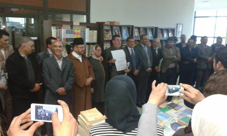 مركز الدراسات والبحوث الإنسانية والاجتماعية بوجدة يحتفي بالدكتور إدريس الفاخوري لإثرائه مكتبة المركز بعدد من الكتب و المؤلفات. مركز الدراسات والبحوث الإنسانية والاجتماعية بوجدة يحتفي بالدكتور إدريس الفاخوري لإثرائه مكتبة المركز بعدد من الكتب و المؤلفات.