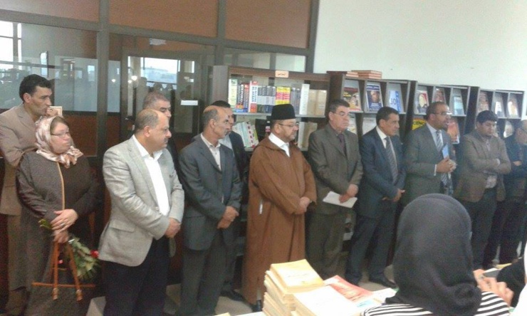 مركز الدراسات والبحوث الإنسانية والاجتماعية بوجدة يحتفي بالدكتور إدريس الفاخوري لإثرائه مكتبة المركز بعدد من الكتب و المؤلفات. مركز الدراسات والبحوث الإنسانية والاجتماعية بوجدة يحتفي بالدكتور إدريس الفاخوري لإثرائه مكتبة المركز بعدد من الكتب و المؤلفات.