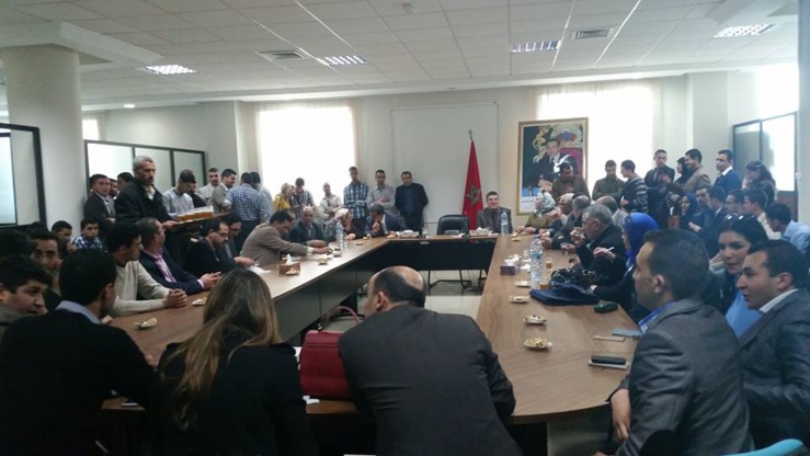 مركز الدراسات والبحوث الإنسانية والاجتماعية بوجدة يحتفي بالدكتور إدريس الفاخوري لإثرائه مكتبة المركز بعدد من الكتب و المؤلفات. مركز الدراسات والبحوث الإنسانية والاجتماعية بوجدة يحتفي بالدكتور إدريس الفاخوري لإثرائه مكتبة المركز بعدد من الكتب و المؤلفات.