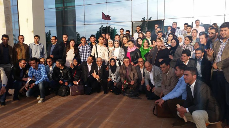 مركز الدراسات والبحوث الإنسانية والاجتماعية بوجدة يحتفي بالدكتور إدريس الفاخوري لإثرائه مكتبة المركز بعدد من الكتب و المؤلفات.