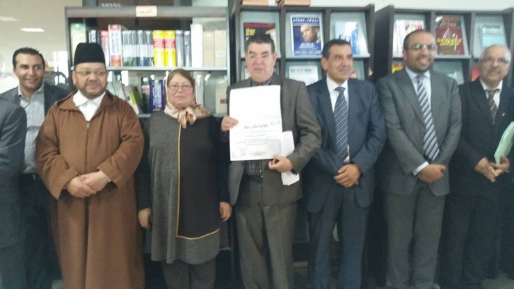 مركز الدراسات والبحوث الإنسانية والاجتماعية بوجدة يحتفي بالدكتور إدريس الفاخوري لإثرائه مكتبة المركز بعدد من الكتب و المؤلفات. مركز الدراسات والبحوث الإنسانية والاجتماعية بوجدة يحتفي بالدكتور إدريس الفاخوري لإثرائه مكتبة المركز بعدد من الكتب و المؤلفات.