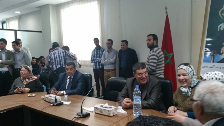 مركز الدراسات والبحوث الإنسانية والاجتماعية بوجدة يحتفي بالدكتور إدريس الفاخوري لإثرائه مكتبة المركز بعدد من الكتب و المؤلفات. مركز الدراسات والبحوث الإنسانية والاجتماعية بوجدة يحتفي بالدكتور إدريس الفاخوري لإثرائه مكتبة المركز بعدد من الكتب و المؤلفات.