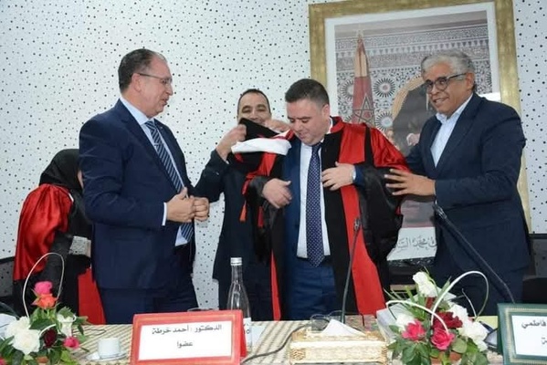 وجدة: مناقشة أطروحة للباحث صلاح الدين فليل تحت عنوان "ضابط الصفة لجرائم المال العام". وجدة: مناقشة أطروحة للباحث صلاح الدين فليل تحت عنوان "ضابط الصفة لجرائم المال العام".