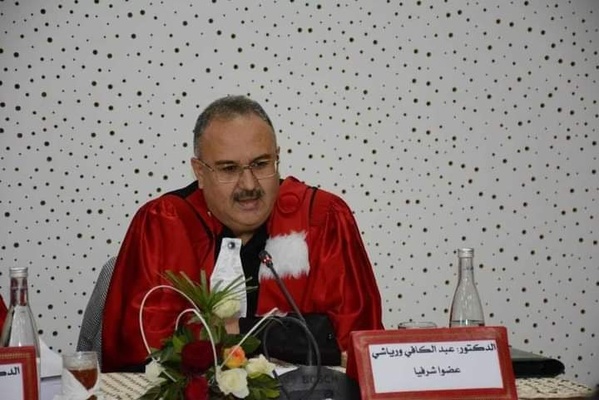 وجدة: مناقشة أطروحة للباحث صلاح الدين فليل تحت عنوان "ضابط الصفة لجرائم المال العام". وجدة: مناقشة أطروحة للباحث صلاح الدين فليل تحت عنوان "ضابط الصفة لجرائم المال العام".