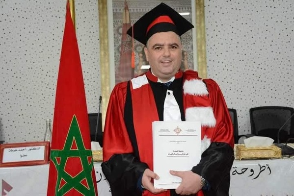 وجدة: مناقشة أطروحة للباحث صلاح الدين فليل تحت عنوان "ضابط الصفة لجرائم المال العام". وجدة: مناقشة أطروحة للباحث صلاح الدين فليل تحت عنوان "ضابط الصفة لجرائم المال العام".