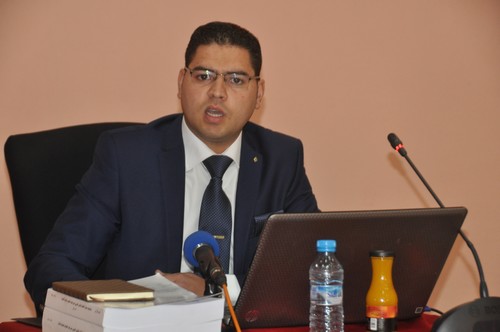 مناقشة أطروحة لنيل الدكتوراه في القانون العام والعلوم السياسية حول موضوع تداعيات مبادرة الحكم الذاتي المغربي لجهة الصحراء على ضوء التجارب الدولية المقارنة تحت إشراف لبابة عاشور من إنجاز الباحث حكيم التوزاني مناقشة أطروحة لنيل الدكتوراه في القانون العام والعلوم السياسية حول موضوع تداعيات مبادرة الحكم الذاتي المغربي لجهة الصحراء على ضوء التجارب الدولية المقارنة تحت إشراف لبابة عاشور من إنجاز الباحث حكيم التوزاني