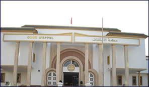 محكمة الاستئناف بالقنيطرة: اذا كان التزام المحامي هو التزام بالوسيلة وليس التزاما بالنتيجة فان المحامي ملزم مقابل ذلك بسلوك الطريقة الناجعة في الدفاع عن موكله طبقا للمادة 58 من قانون المهنة وهذه النجاعة تقتضي ان يبادر المحامي بسلوك المساطرفي ابانها
