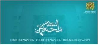 محكمة النقض: الأصل هو الحكم على الحدث بتدابير الحماية أو التهذيب وإذا ما قررت غرفة الأحداث استثناء أن تعوض أو تكمل هذه التدابير بعقوبة حبسية أو مالية بالنسبة للحدث الجانح الذي يقل عمره من 18 سنة نظرا لظروفه أو شخصيته، فإنه يشترط أن تعلل مقررها هذا