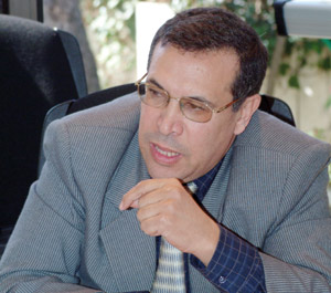 بسبب موقف الرئيس الفرنسي من العدوان على غزة الأستاذ عبد العزيز النويضي يعتذر عن قبول وسام جوقة الشرف التي تقرر منحها له لإشتغاله الجدي في مجال حقوق الإنسان - نص المراسلة