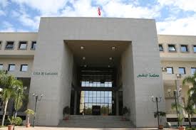 محكمة النقض: الورقة العرفية المعتبرة قانونا في حكم المعترف بها ممن يقع التمسك بها ضده يكون لها نفس قوة الدليل التي للورقة الرسمية في مواجهة كافة الأشخاص ـ يجب على من لا يريد الاعتراف بالورقة العرفية التي يحتج بها عليه أن ينكر صراحة خطه آو توقيعه