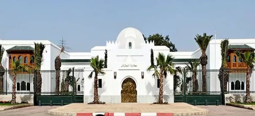 نزع ملكية عقارات مملوكة لدولة الجزائر لاعتبارات المنفعة العامة، بين القانون الدولي الدبلوماسي والقانون الدولي الخاص