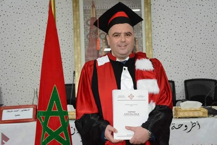 وجدة: مناقشة أطروحة للباحث صلاح الدين فليل تحت عنوان "ضابط الصفة لجرائم المال العام". وجدة: مناقشة أطروحة للباحث صلاح الدين فليل تحت عنوان "ضابط الصفة لجرائم المال العام".