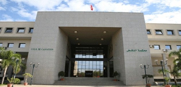 محكمة النقض: القرار الصادر عن العامل بامتناعه عن تسخير القوة العمومية لتنفيذ قرار استئنافي نهائي بالإفراغ هو قرار سلبي وذو أثر مستمر لا يتقيد فيه الطاعنون بأجل معين لرفع دعوى الإلغاء بل ينفتح لهم أجل جديد بكل تظلم يتقدمون به محكمة النقض: القرار الصادر عن العامل بامتناعه عن تسخير القوة العمومية لتنفيذ قرار استئنافي نهائي بالإفراغ هو قرار سلبي وذو أثر مستمر لا يتقيد فيه الطاعنون بأجل معين لرفع دعوى الإلغاء بل ينفتح لهم أجل جديد بكل تظلم يتقدمون به