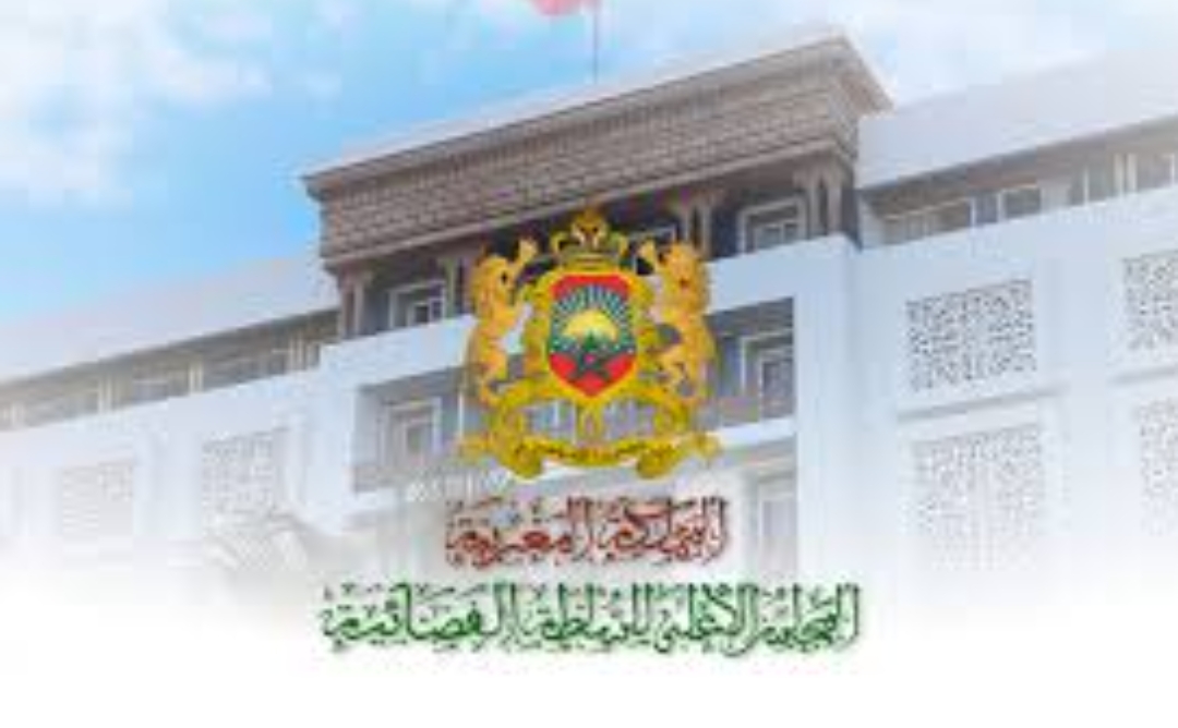 م.أ.س.ق: يُعدّ التقيد بالأجل القانوني للبت في طلبات السراح المؤقت التزاماً مهنياً يندرج ضمن ضمانات الحرية الفردية وحسن سير العدالة